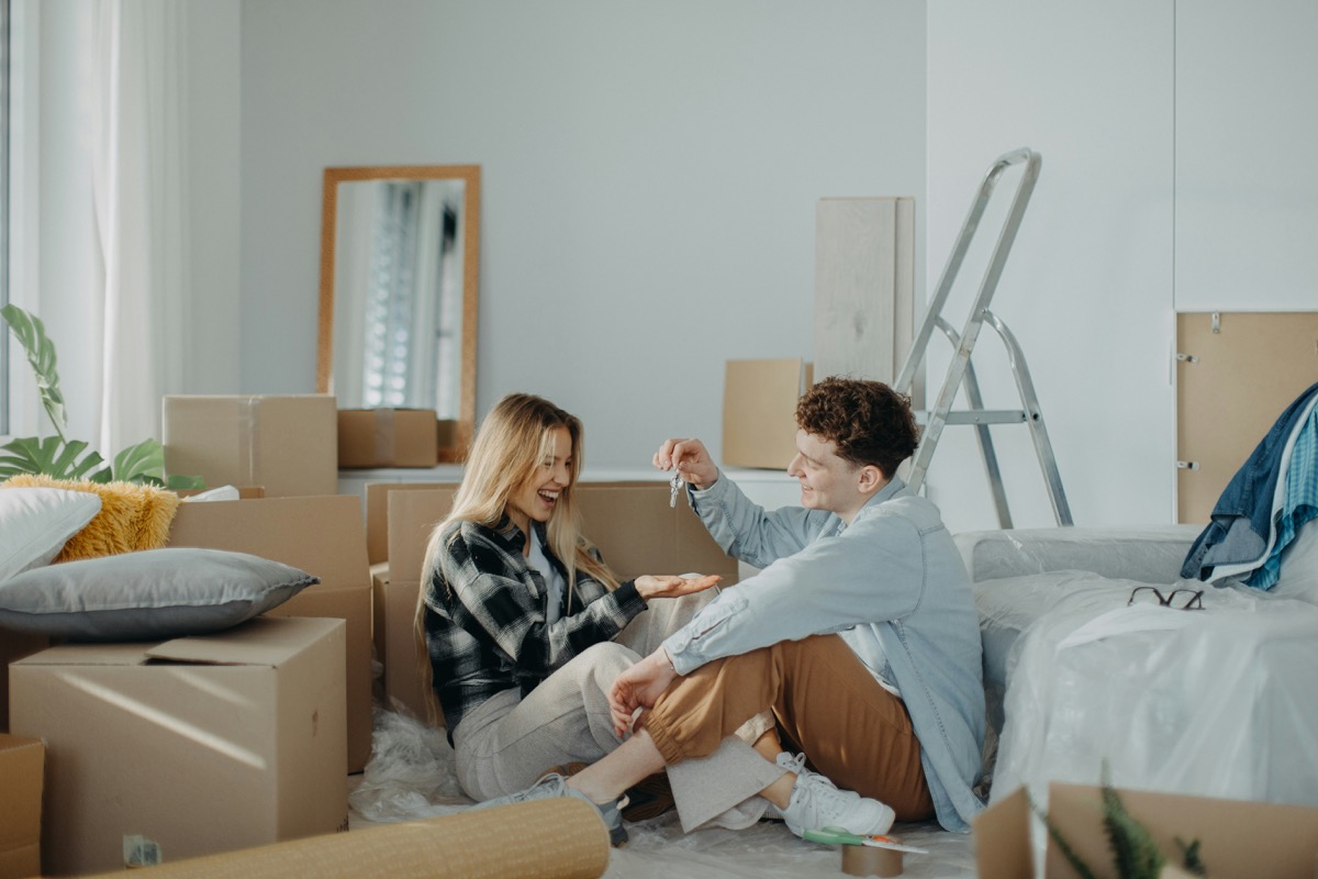 Pareja en su nuevo hogar